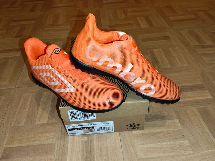 Chaussures neuves football umbro T 36 ou 36,5