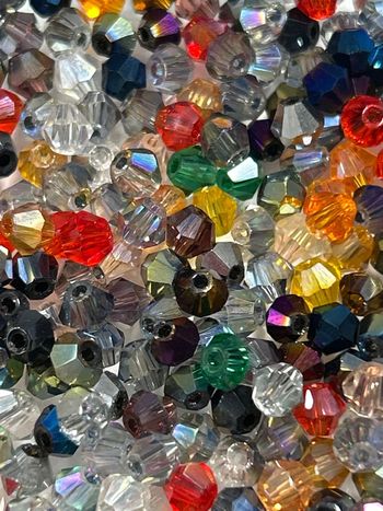 B41, lot de 250 perles toupies facettées 4mm verre, coloré et métallisé