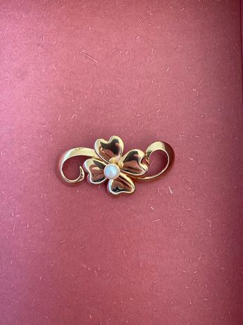 Broche vintage trèfle avec perle sur une note de musique en métal doré