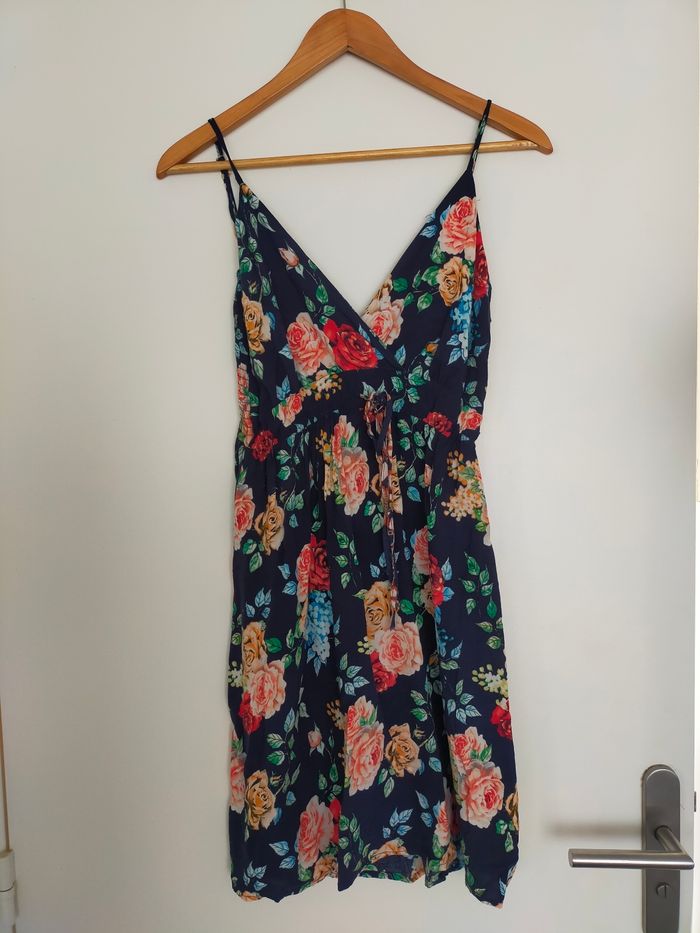 Robe d'été à bretelles bleue marine et fleurie taille S/M