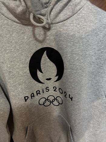Vends sweat-shirt taille S Jeux Olympiques Paris Neuf sans étiquette avec capuche gris, écrit en noir 