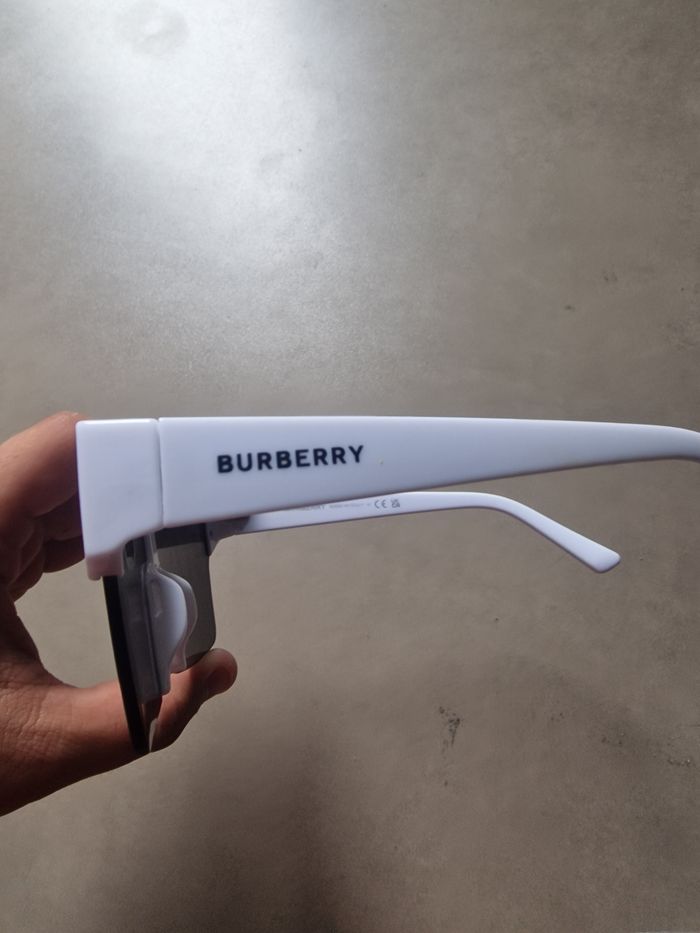 Lunettes de Soleil et burberry - photo numéro 2