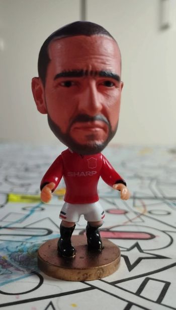 Petite figurine football neuve Éric Cantona maillot Sharp