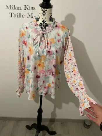 Blouse Milan Kiss fleuri taille M - col lavallière et manches bouffantes