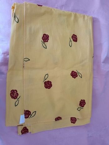 Nappe jaune motif roses rouge rectangulaire