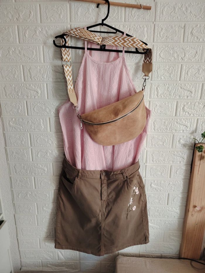 Ensemble jupe kaki, top rose et banane - photo numéro 2