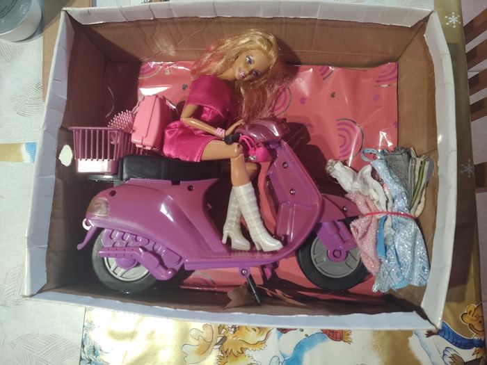 Lot Barbie + scooter + accessoires - photo numéro 9