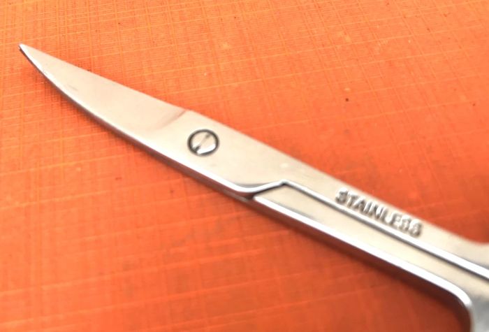Paire de ciseaux à broder  Pointe de lame fine et courbée - photo numéro 4