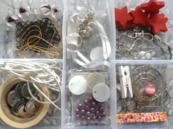 Lot d'apprêts et accessoires pour création de bijoux fantaisie