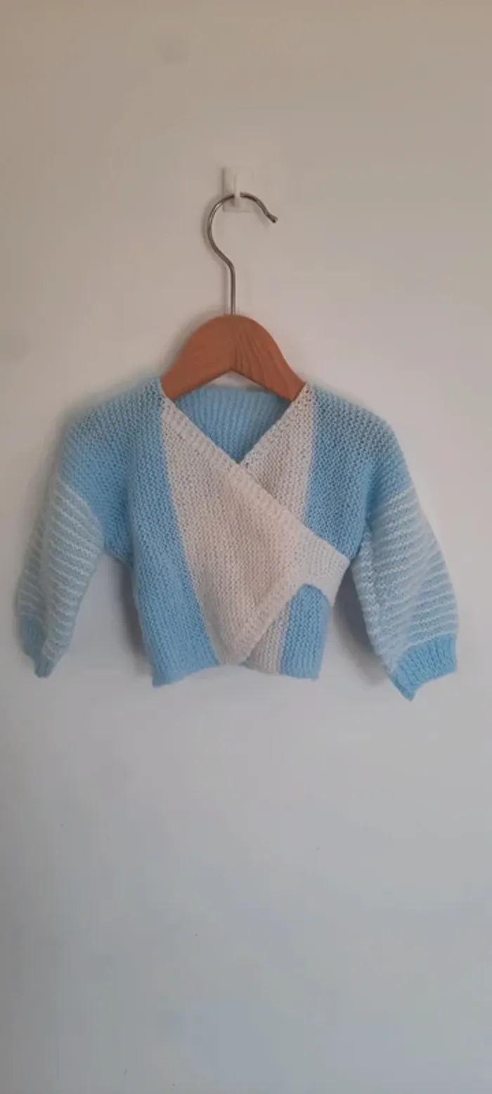 Brassière et chaussons naissance faits main - photo numéro 2
