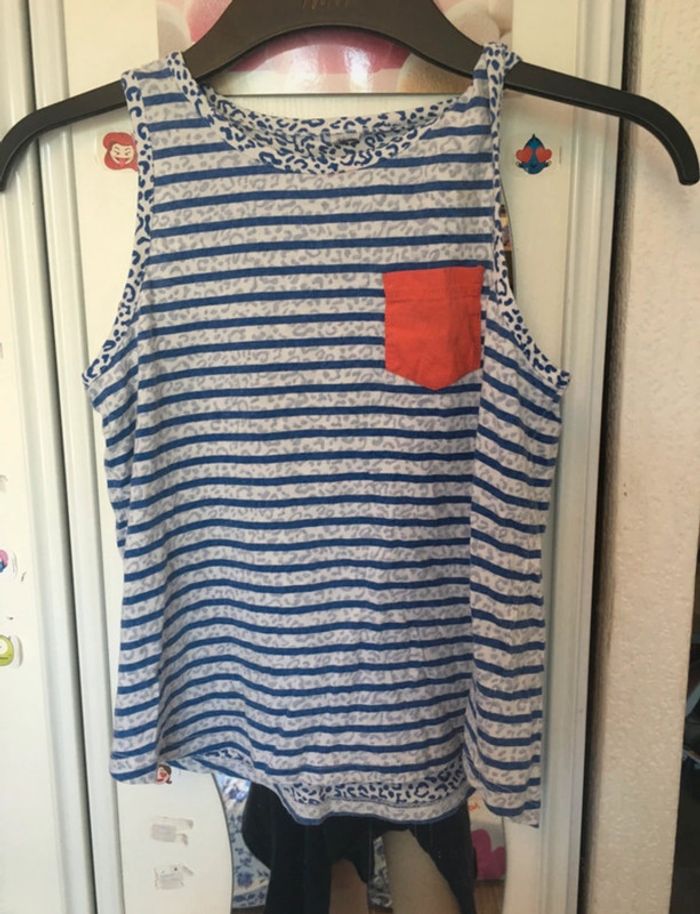 T-shirt blanc et bleu avec un motif léopard et des rayures. Zara 9/10 ans