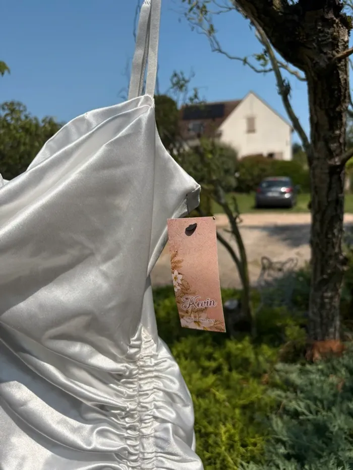 Robe blanche neuve - photo numéro 2