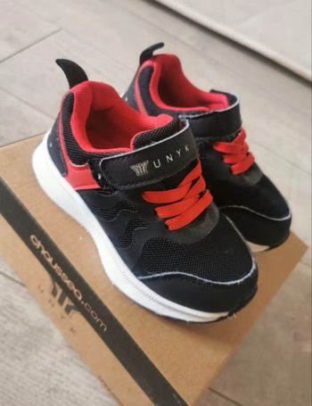Baskets Unik noire et rouge 23