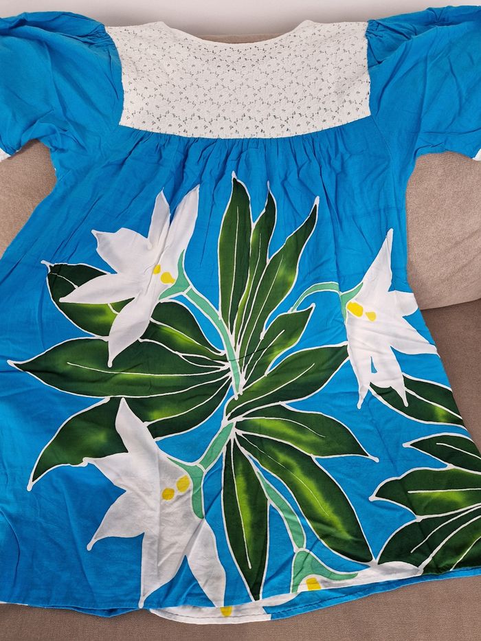 Robe polynésienne bleu à fleurs avec détail dentelle fleurie - photo numéro 10