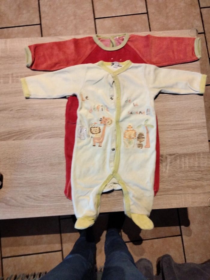 Lot 2 pyjamas couleur mixte taille 6 mois