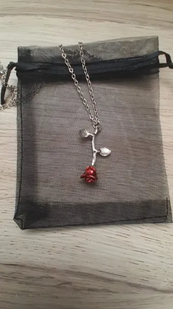 Collier Rose suspendue ( La Belle et la Bête)