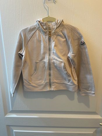 Veste zip Moncler 5ans (rose un peu délavée) Petites taches légères dans la capuche D’où le petit prix pour cette marque