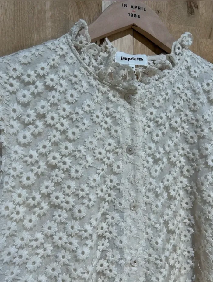Superbe chemise blanche taille S/M fleurs brodées - photo numéro 2