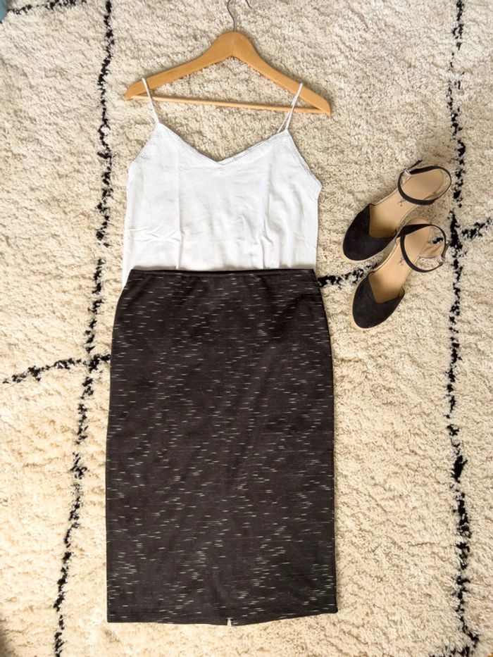 Jupe mi-longue moulante noire à rayures Camaïeu Taille 40