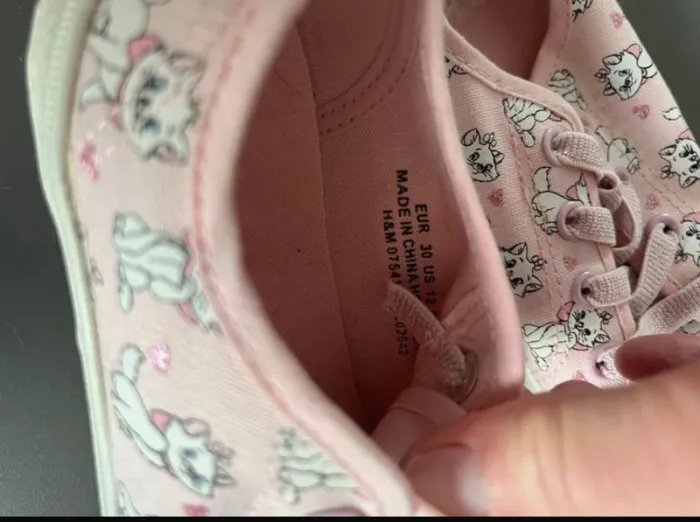Adorables baskets roses H&M pour fille, imprimées avec le personnage Marie 🌸🐱 - photo numéro 2