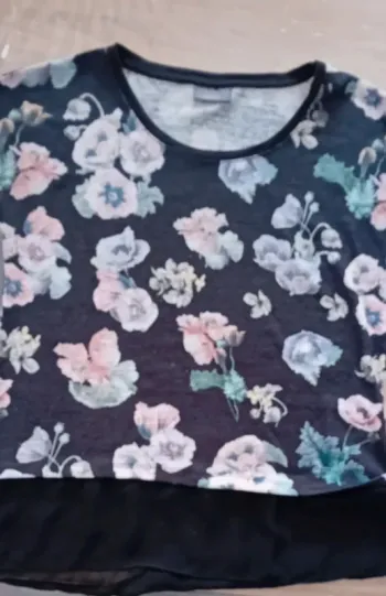 Petit Tee-shirt fleuri en bon état, assez large