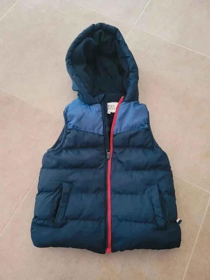 Doudoune sans manche à capuche galeries lafayette taille 5 ans