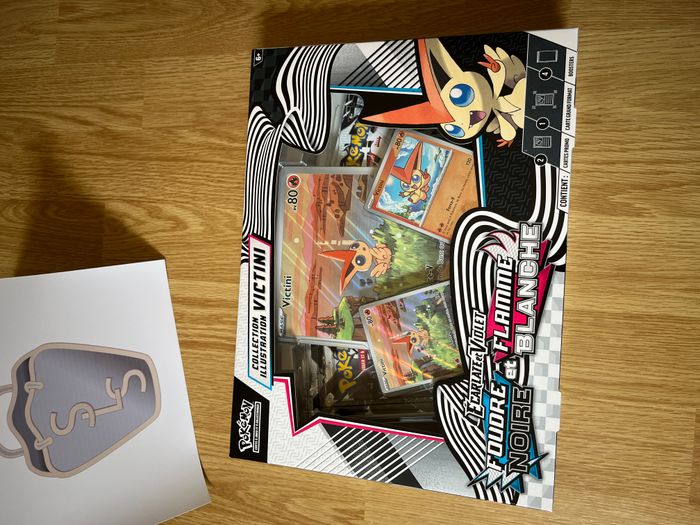 Coffret Pokémon, EV10.5 Foudre Noire et Flamme Blanche illustration Victini, en français