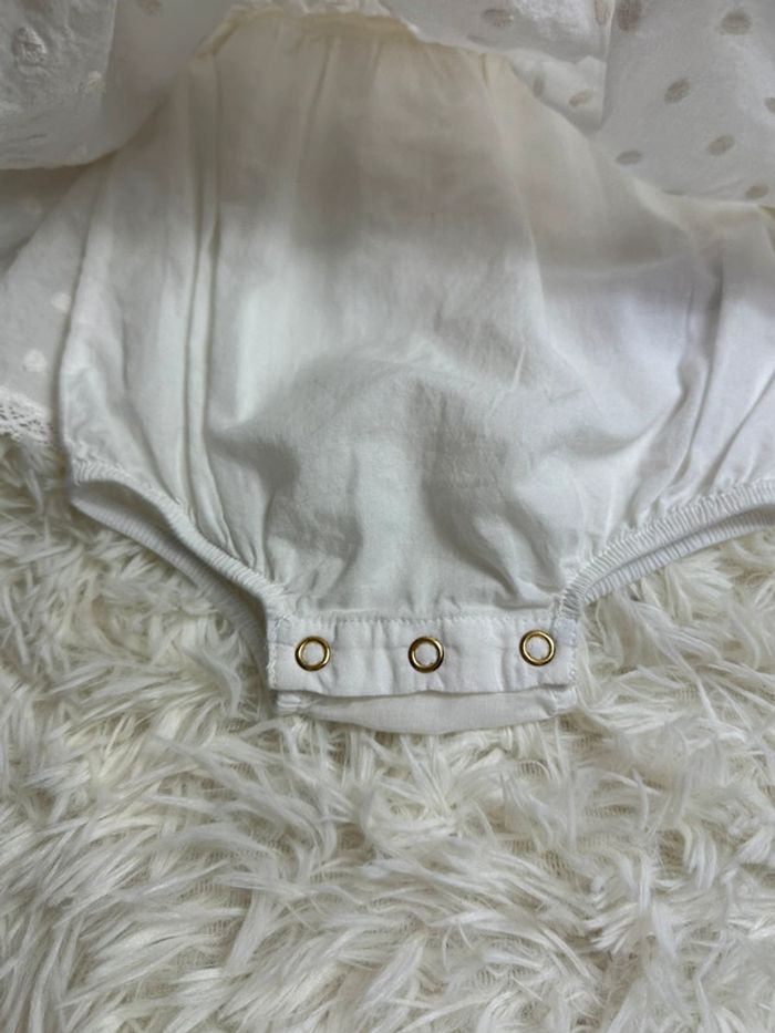 Robe plumetis blanche Louise Misha taille 3 mois - photo numéro 3