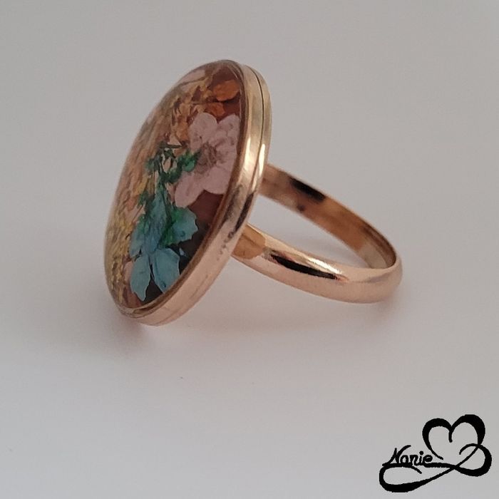 Bague ajustable ronde rosée dorée avec des fleurs séchées colorées - photo numéro 3
