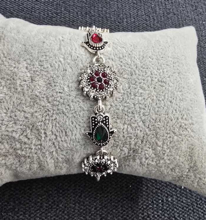 Bracelet argenté motifs main de Fatma et fleurs ornées de strass rouges et verts - photo numéro 5