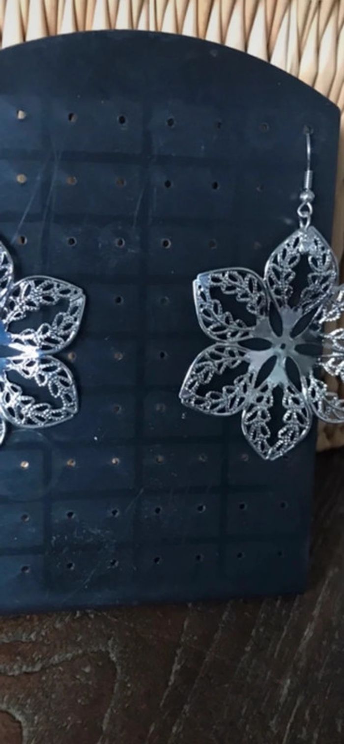 Magnifique paire de boucles d’oreilles avec fleurs , strass et perles - photo numéro 4