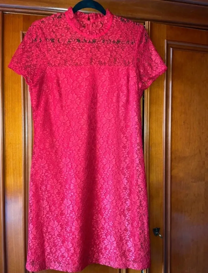 Robe rouge en dentelle