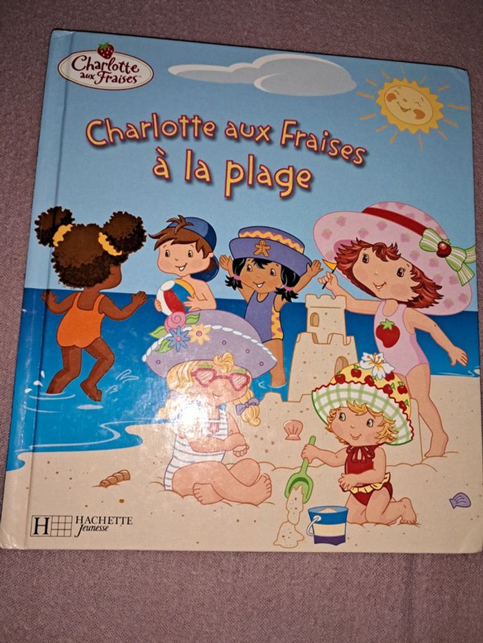 Charlotte aux fraises à la plage