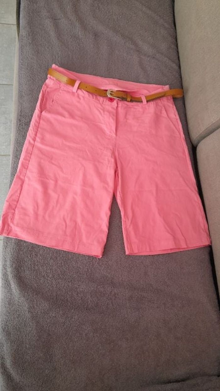 Short rose jamais porté + ceinture