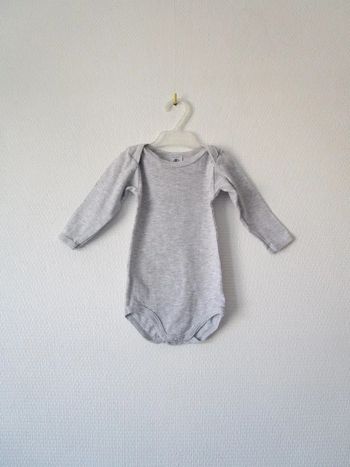 Body gris pâle Petit Bateau 6 mois TBE