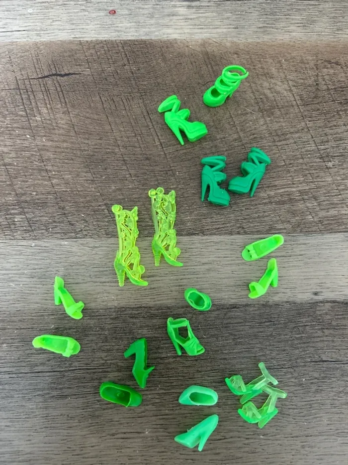 Paires de chaussures vertes pour poupée Barbie ou similaire – 2€ la paire