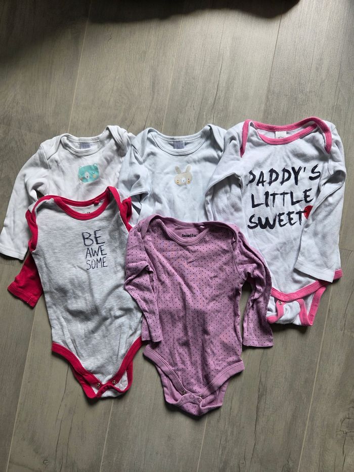 Lot bodies et 1 pyjama