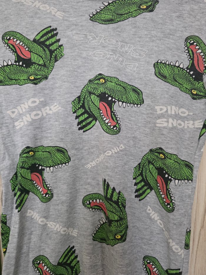 PYJAMA 2 PIÈCES GARÇON H&M TAILLE 6/8 ANS MOTIFS DINOSAURES - photo numéro 2