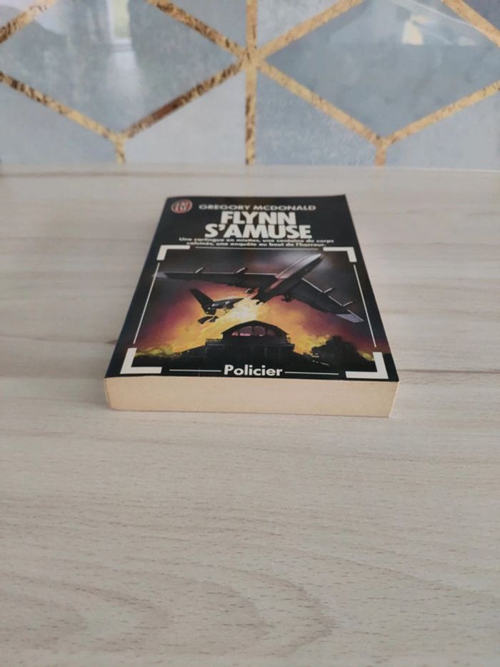 Livre poche policier Flynn s'amuse McDonald - photo numéro 2