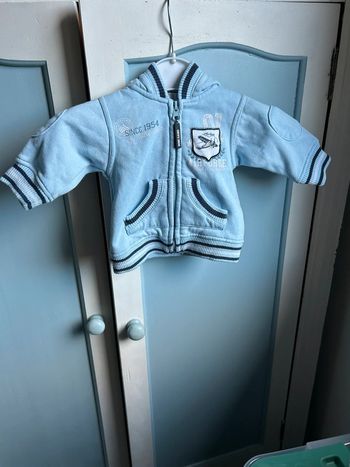 Gilet zippé bleu molletonné , mini gang 3 mois