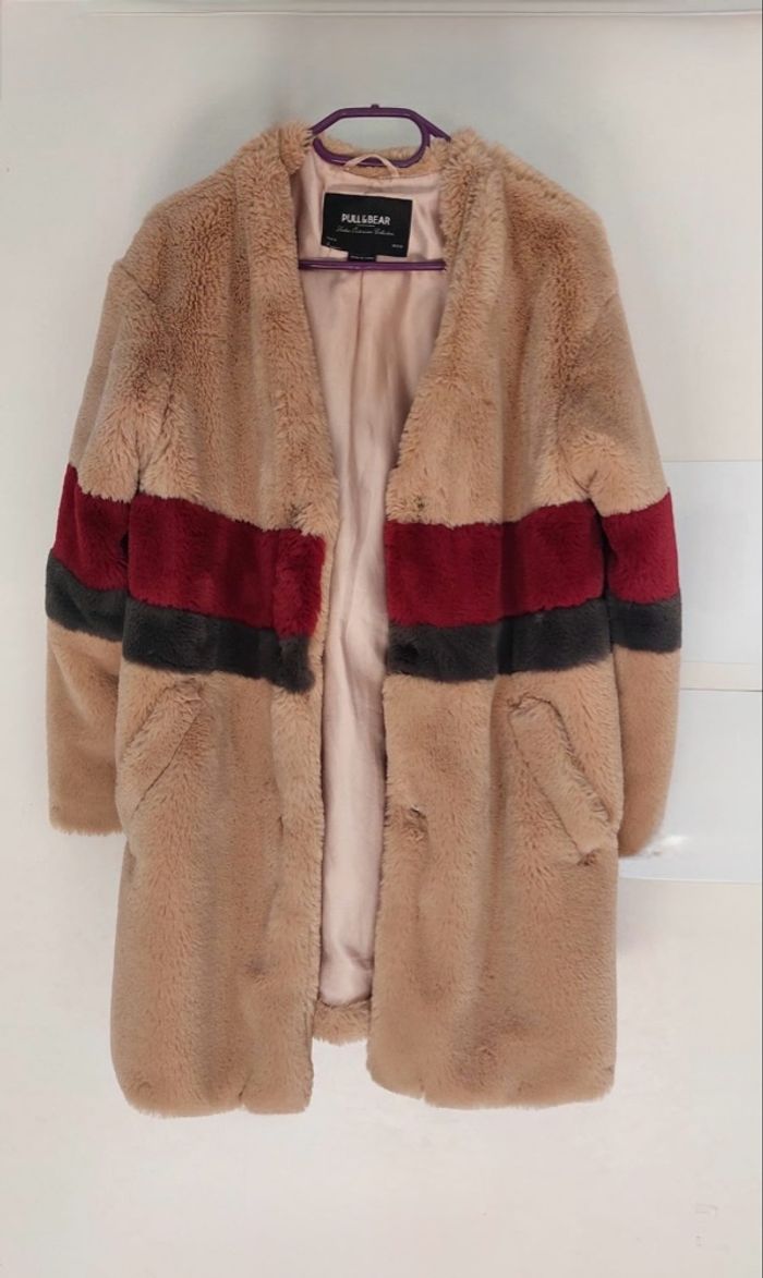 Manteau en fausse fourrure épaisse Pull & bear taille M en très bon état.