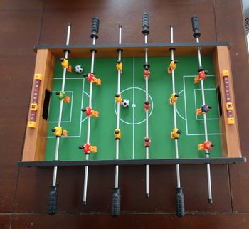 Babyfoot de table transportable en bois enfant – 6 poignées