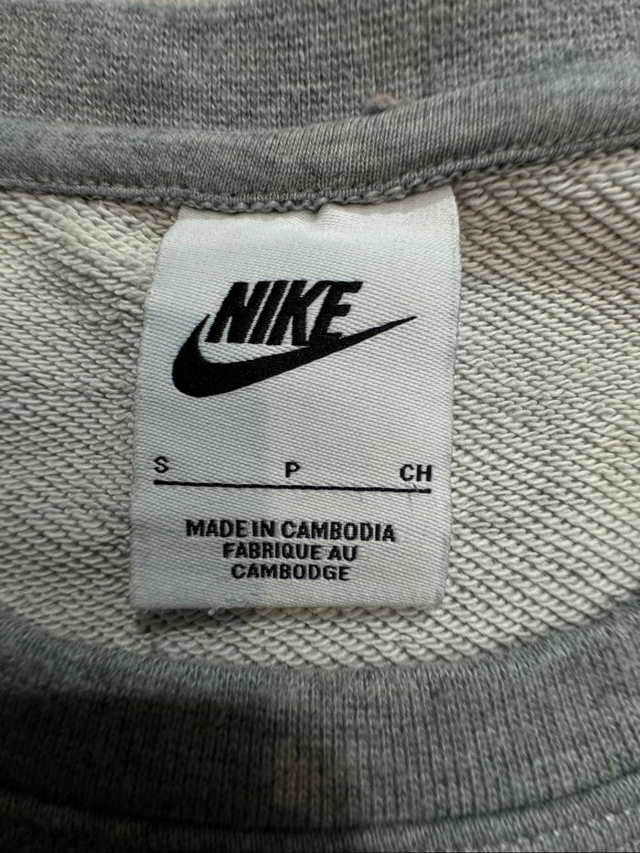 Sweat Nike gris taille S logo brodé en parfait état - photo numéro 5