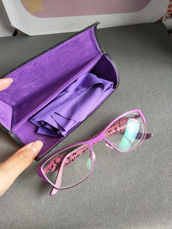 Une paire de lunettes de vue en violet