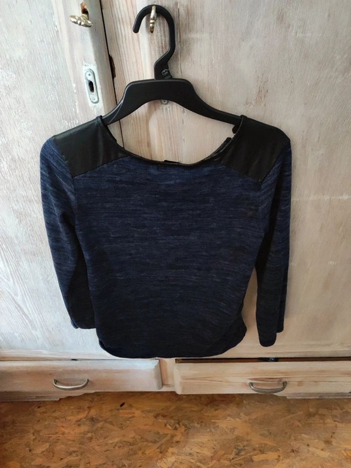 Pull léger bleu avec épaulette simili cuir - photo numéro 3