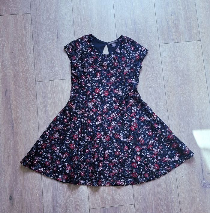 Magnifique robe bleu marine fleuri. Fille 9 ans. Marque Primark