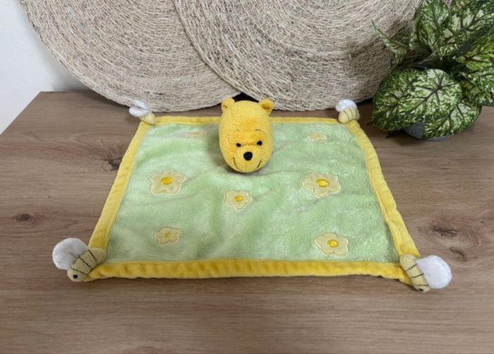 Doudou plat Winnie jaune vert abeille Disney - photo numéro 3