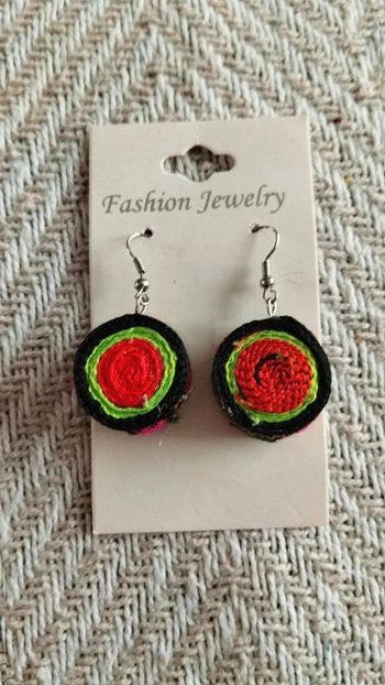 Boucles  d'oreilles péruvienne  noire colorés