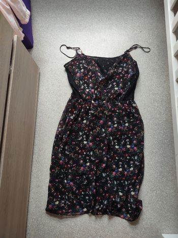 Jolie robe fleurie liberty avec dentelle noire Promod