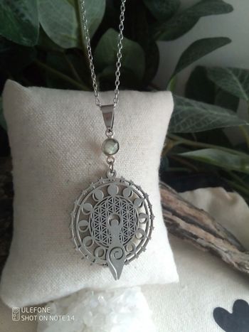 Collier labradorite métatron fleur de vie cycle lunaire et féminin sacré